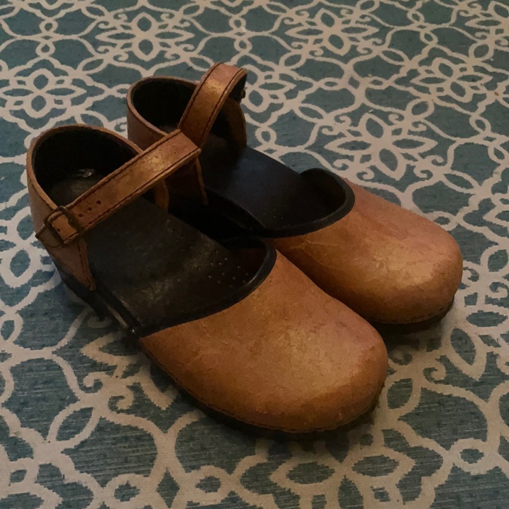 Size 36 Sanita iridescent tan clogs EUC